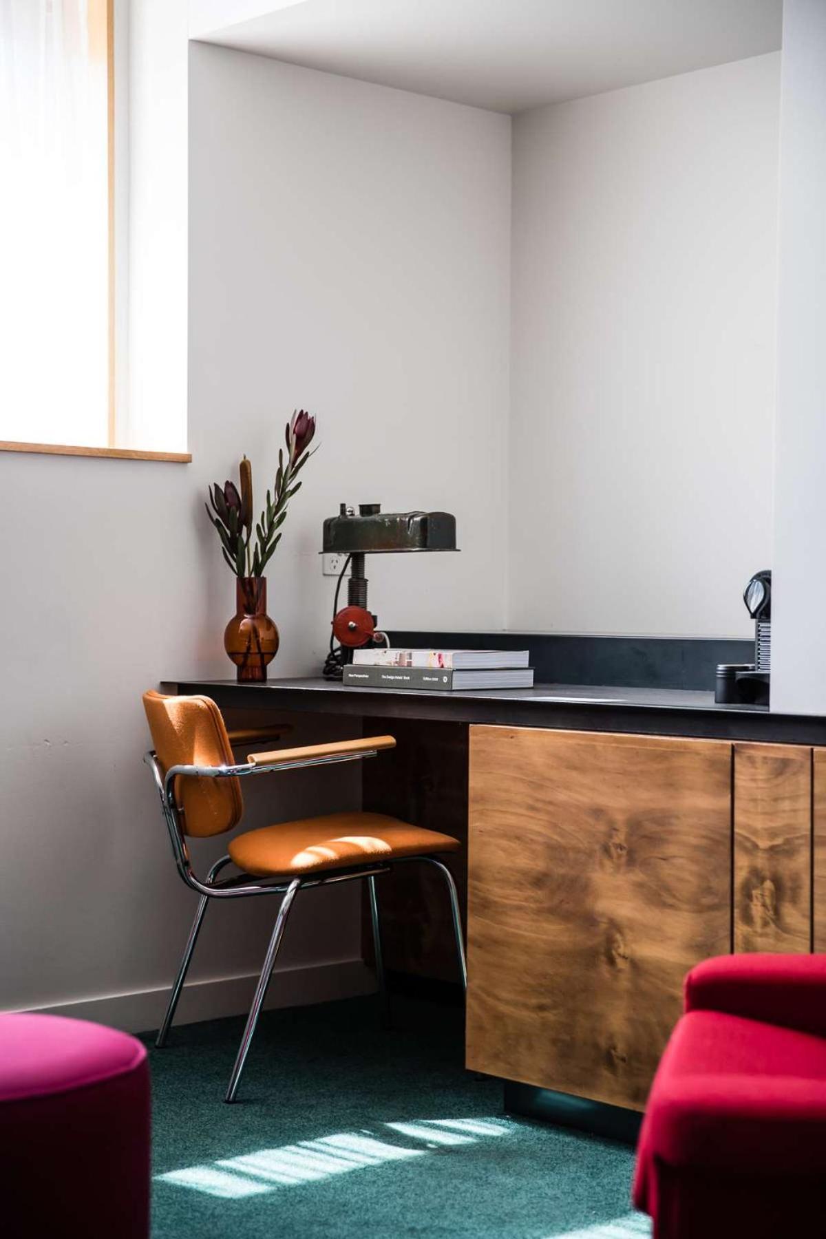 The Old Clare By Ode Hotels Sydney Bagian luar foto A desk with a built-in lamp