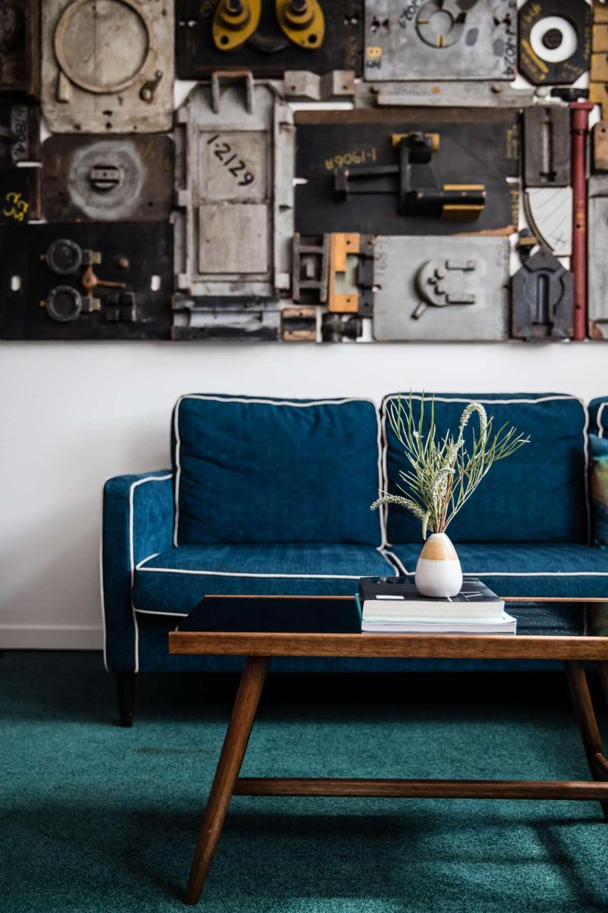 The Old Clare By Ode Hotels Sydney Bagian luar foto A blue sofa